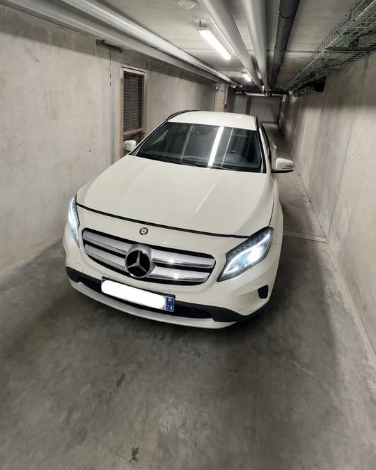 Mercedes GLA blanc avec pare-brise neuf, dans un parking souterrain