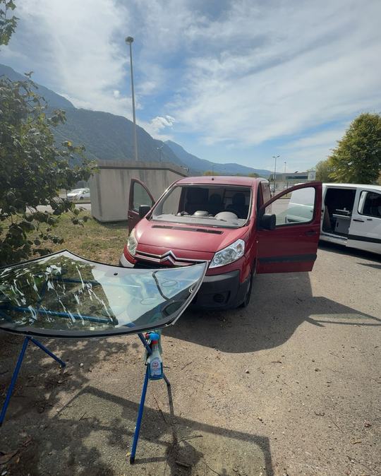 Citroën Jumpy rouge sans pare-brise, montagnes de Haute-Savoie en fond