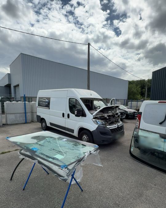 Utilitaire Citroën Jumper et pare-brise neuf emballé, à Saint-Julien-en-Genevois